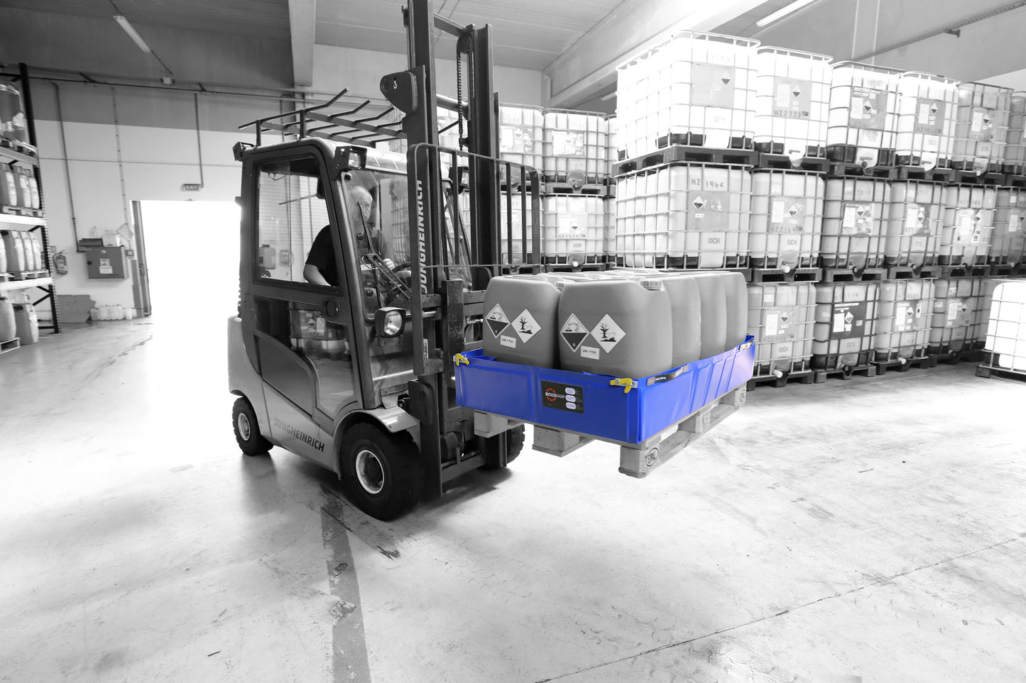 ECCOTARP spillbund CARGO EUR CARGO DP hopfällbar palluppsamling pallskydd spillbund EUR-pall fyrkantig spillbund 210 liter 300 liter industriell spillhantering kemikalieuppsamling oljebaserade ämnen syror baser snabb montering gaffeltruck kompatibel sidohandtag valfritt nivånvisare dräneringshål kulventil PES PVC 680 g/m² -30°C till +70°C sidoförstärkningar skyddsmatta skyddsliner transportpåse kompakt förvaring akut spillrespons fattrumskontroll trucktransport.