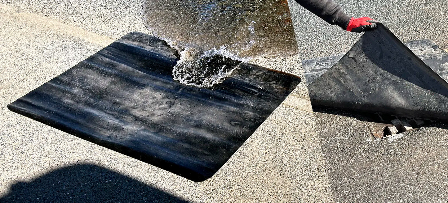 ECCOTARP Nitrile Drain Cover NDC nitrilbrunnlock kemikalieresistent avloppstäckning NDC 100 NDC 120 nitrilgummi 1000x1000x2 mm 1200x1200 mm -20 till +70°C 4 kg återanvändbar snabbinsats farliga vätskor läckageskydd brandkår industriell sanering enkel underhåll robust tätning hydrostatic adhesion stål galler plast avlopp horisontell ristning miljöskydd akut respons.