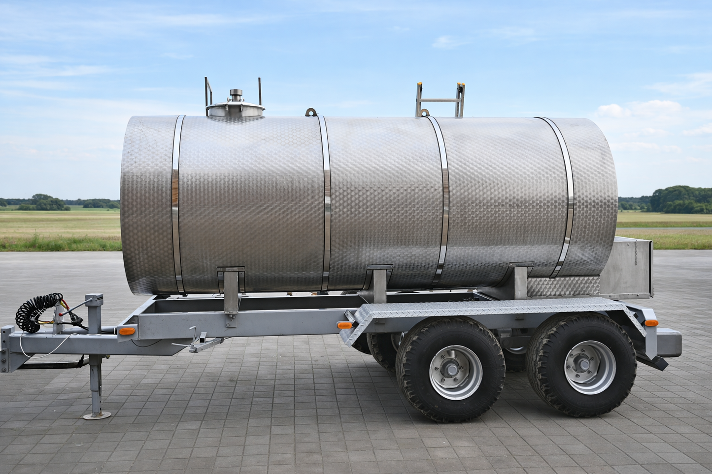 vattentank
Robusta transportabla dricksvattentankar certifierade dricksvattentank mobil vattentank dricksvatten lagring transportabel vattentank för krävande miljöer dricksvatten distribution trailer tank lastbil tank livsmedelsgodkänd vattentank säker dricksvattenförvaring mobila dricksvattentankar tillfällig vattenförsörjning transportabel tank för rent vatten robust dricksvattentank enkel mobilitet dricksvatten tank utan fast vattenförsörjning.