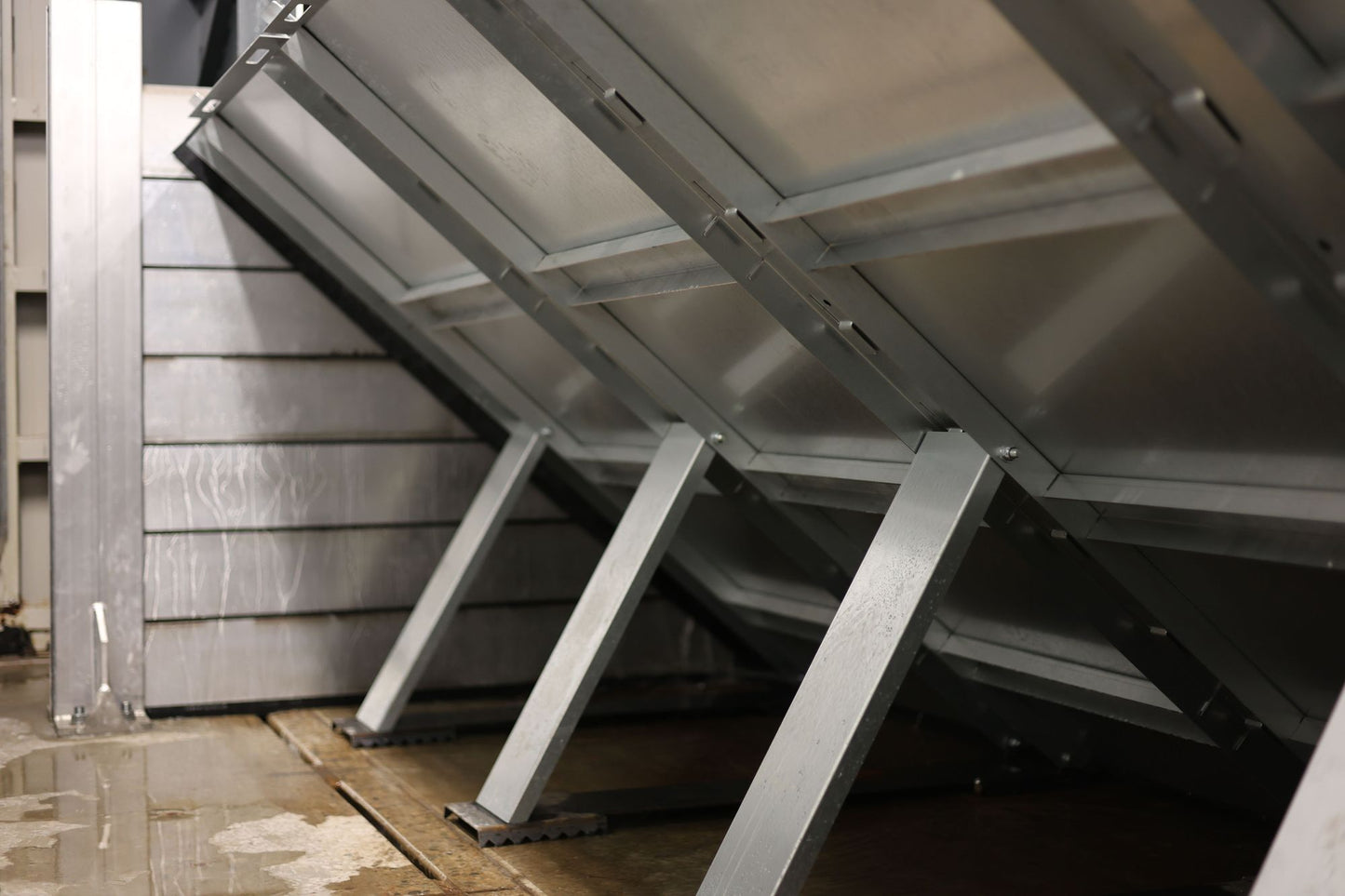 modulärt översvämningsskydd
FLOM 1300 mobilt översvämningsskydd modulärt översvämningsskydd vattenflödesstyrning dämma upp avleda vattenflöden översvämningsskydd skyfallsskydd kommuner räddningstjänst industriområden lager snabb insats hög kapacitet maximal vattenhöjd 1300 mm barriärbredd 1200 mm modulavstånd 960 mm ingen permanent underkonstruktion återanvändbart översvämningsskydd asfalt grus gräs vattenunderlag transportabel barriär zinkblech aluminiumlegering FLOM H1300 flexibel mobil hög vattenkapaci