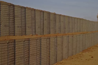 Concertainer MIL modulärt skyddssystem prefabricerad skyddsbarriär ballistiskt skydd explosionsskydd militärt skyddssystem skydd av kritisk infrastruktur skyddsbarriär för militära baser skyddsvall jordfylld barriär sandfylld barriär korgsystem för skydd bunkersystem robust mur och vall högsäkerhetsområde skydd av personal och fordon skydd av materiel modulär säkerhetsbarriär snabbt installerat skyddssystem skydd mot explosioner och splitter militär fortifikationslösning temporärt fältskydd permanent skydds