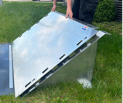 FLOOM 500 mobilt översvämningsskydd vattenflödesstyrning tidvattenavledning översvämningsskydd kraftigt regn ingen underjordisk struktur lätt transporterbar olika terräng kostnadseffektiv lösning engångsinvestering återanvändbar ingen ekologisk avfallshantering sandsäcksersättning låg förvaringskostnad fot och stående ben stabilitet terränganpassning modulär vattenbarriär kommuner räddningstjänst industri lager hög kapacitet snabb insats maximal vattenhöjd 500 mm barriä