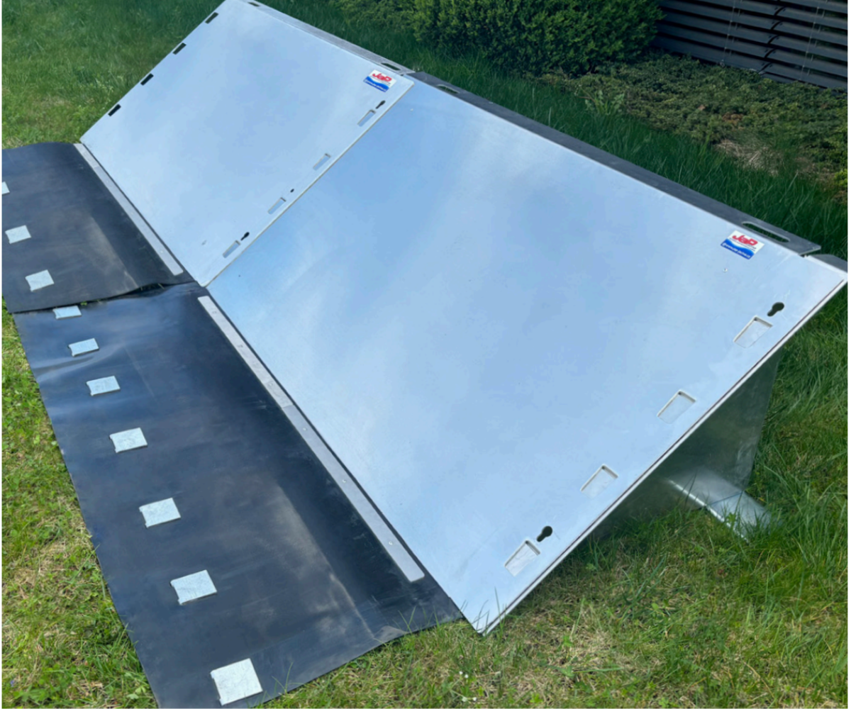 FLOOM 500 mobilt översvämningsskydd vattenflödesstyrning tidvattenavledning översvämningsskydd kraftigt regn ingen underjordisk struktur lätt transporterbar olika terräng kostnadseffektiv lösning engångsinvestering återanvändbar ingen ekologisk avfallshantering sandsäcksersättning låg förvaringskostnad fot och stående ben stabilitet terränganpassning modulär vattenbarriär kommuner räddningstjänst industri lager hög kapacitet snabb insats maximal vattenhöjd 500 mm barriä