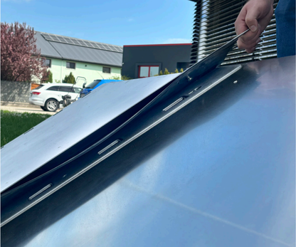 FLOOM 500 mobilt översvämningsskydd vattenflödesstyrning tidvattenavledning översvämningsskydd kraftigt regn ingen underjordisk struktur lätt transporterbar olika terräng kostnadseffektiv lösning engångsinvestering återanvändbar ingen ekologisk avfallshantering sandsäcksersättning låg förvaringskostnad fot och stående ben stabilitet terränganpassning modulär vattenbarriär kommuner räddningstjänst industri lager hög kapacitet snabb insats maximal vattenhöjd 500 mm barriä