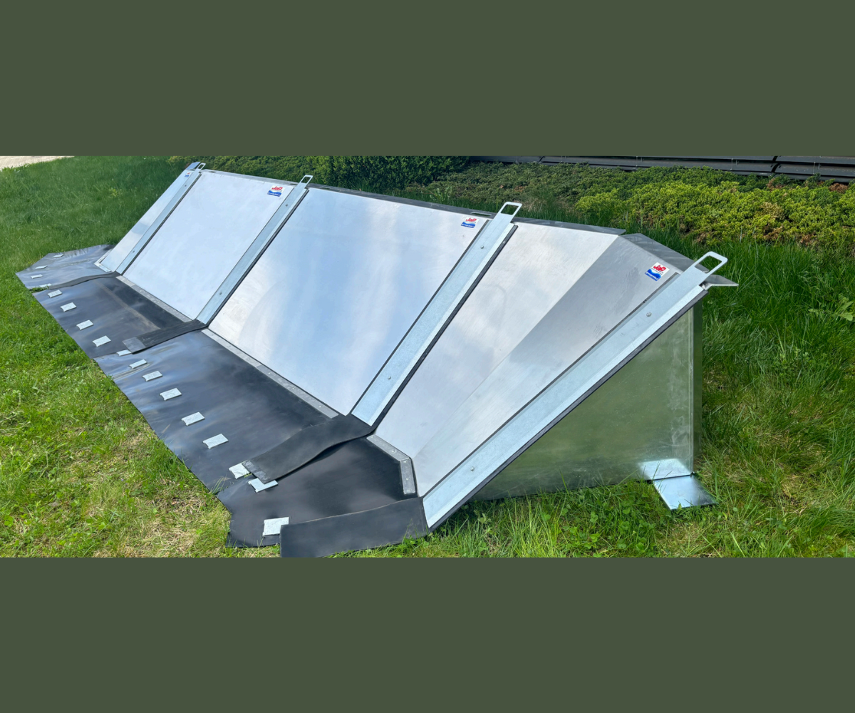 FLOOM 500 mobilt översvämningsskydd vattenflödesstyrning tidvattenavledning översvämningsskydd kraftigt regn ingen underjordisk struktur lätt transporterbar olika terräng kostnadseffektiv lösning engångsinvestering återanvändbar ingen ekologisk avfallshantering sandsäcksersättning låg förvaringskostnad fot och stående ben stabilitet terränganpassning modulär vattenbarriär kommuner räddningstjänst industri lager hög kapacitet snabb insats maximal vattenhöjd 500 mm barriä