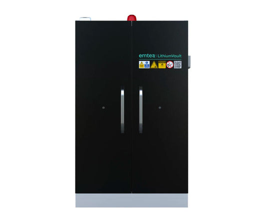 Emtez lithium-ion batterilagring LithiumVault FirePro skåp brandsäkert batteriskåp litiumjon batteriskydd 90 minuters brandskydd EN 14470-1 certifierat laddskåp för litiumbatterier elcykel laddning e-scooter förvaring batteriladdning med brandsläckning FirePro suppressionssystem isolering mot termisk urladdning stållådor med ladduttag anti-spark gångjärn självstängande dörr spillbricka ladduttag 230V 16A 3.68kW kvävningssystem rock wool isolering A2-s1-d0 stålkonstruktion epoxy pulverlack FM godkänd liti