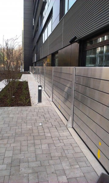 INOVA AL mobil översvämningsbarriär monterad utmed fasad. 