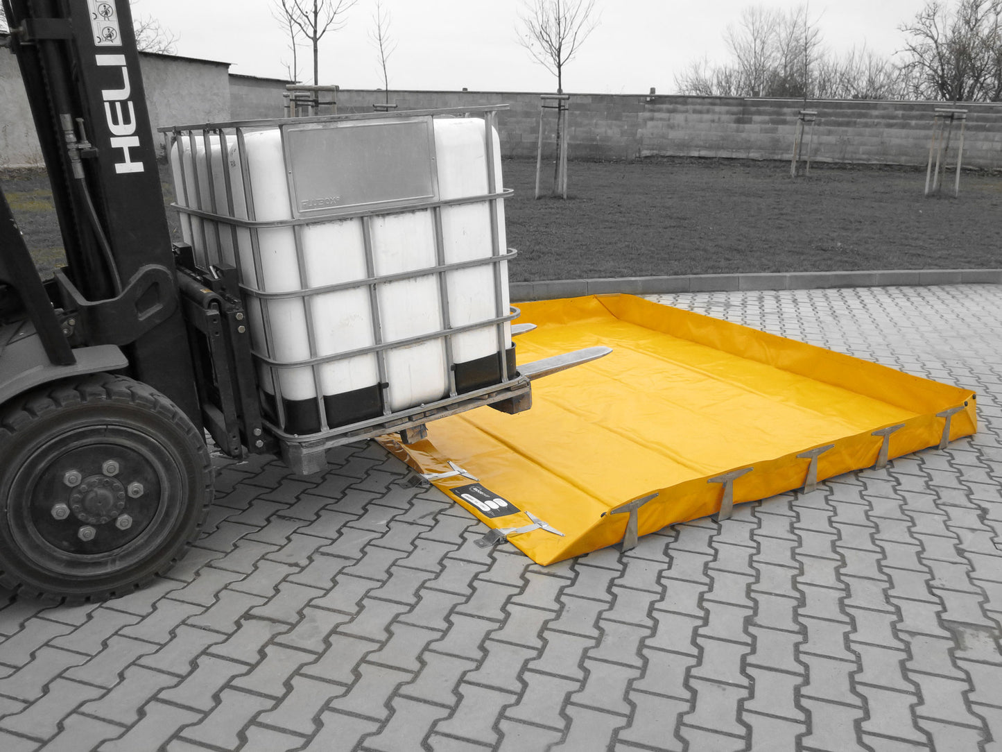 ECCOTARP hopfällbar spillbund UNIQUE skräddarsydd spillbund industrihallar läckage farliga ämnen kemikalier tankar containrar rör fat decontaminationsberm maskiner fordon tvåstegsmontering anpassningsbar storlek materialval brandresistens mekaniskresistens kemikalieresistent antistatisk rostfritt stål galvaniserat stål Quick-Lock väggstöd stabiliserande sidostöd dräneringshål kulventil platt yta tvättbar industriproduktion lagerhallar enkel montering måttanpassad spillberm hållbar industriell spillhantering