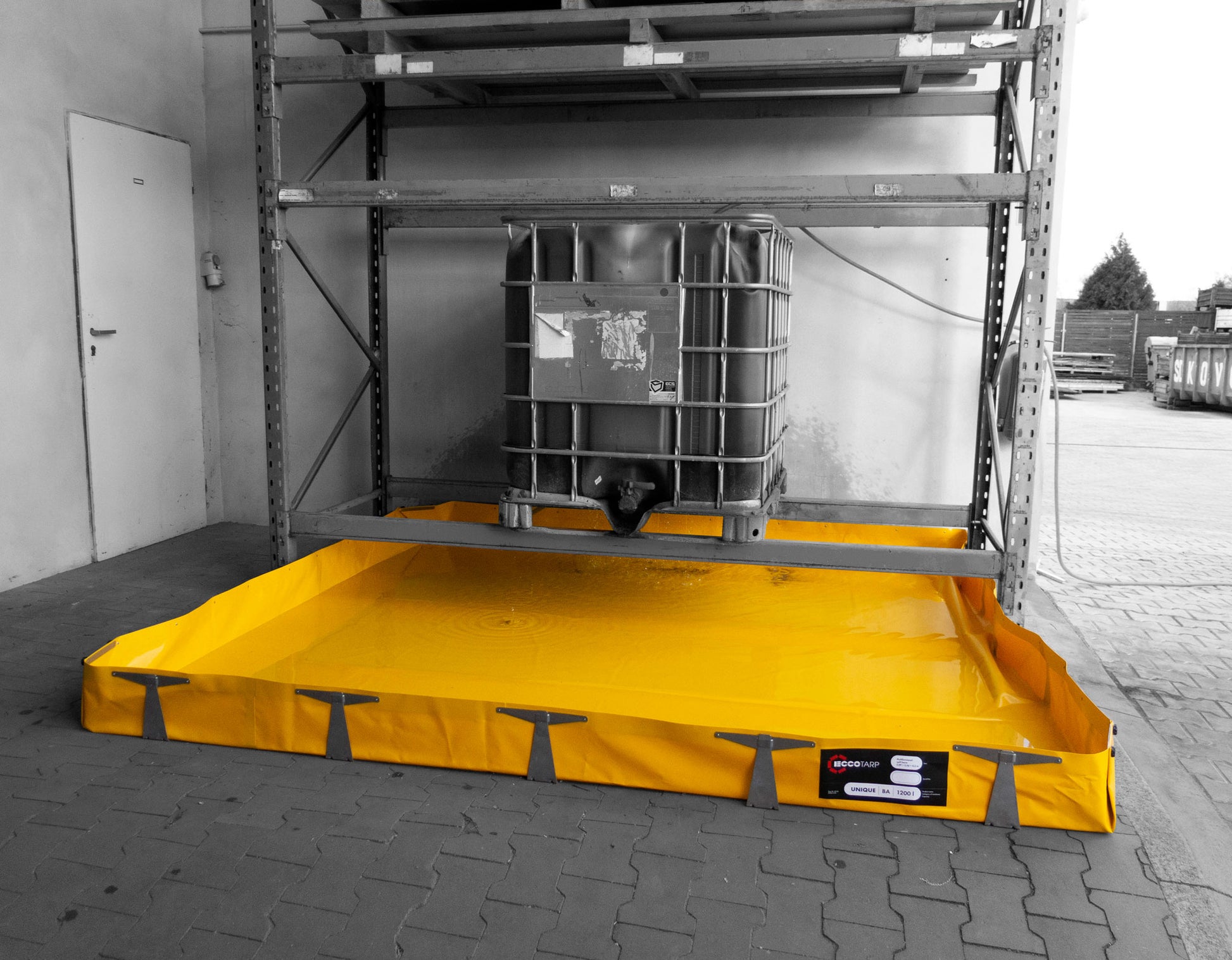 ECCOTARP hopfällbar spillbund UNIQUE skräddarsydd spillbund industrihallar läckage farliga ämnen kemikalier tankar containrar rör fat decontaminationsberm maskiner fordon tvåstegsmontering anpassningsbar storlek materialval brandresistens mekaniskresistens kemikalieresistent antistatisk rostfritt stål galvaniserat stål Quick-Lock väggstöd stabiliserande sidostöd dräneringshål kulventil platt yta tvättbar industriproduktion lagerhallar enkel montering måttanpassad spillberm hållbar industriell spillhantering