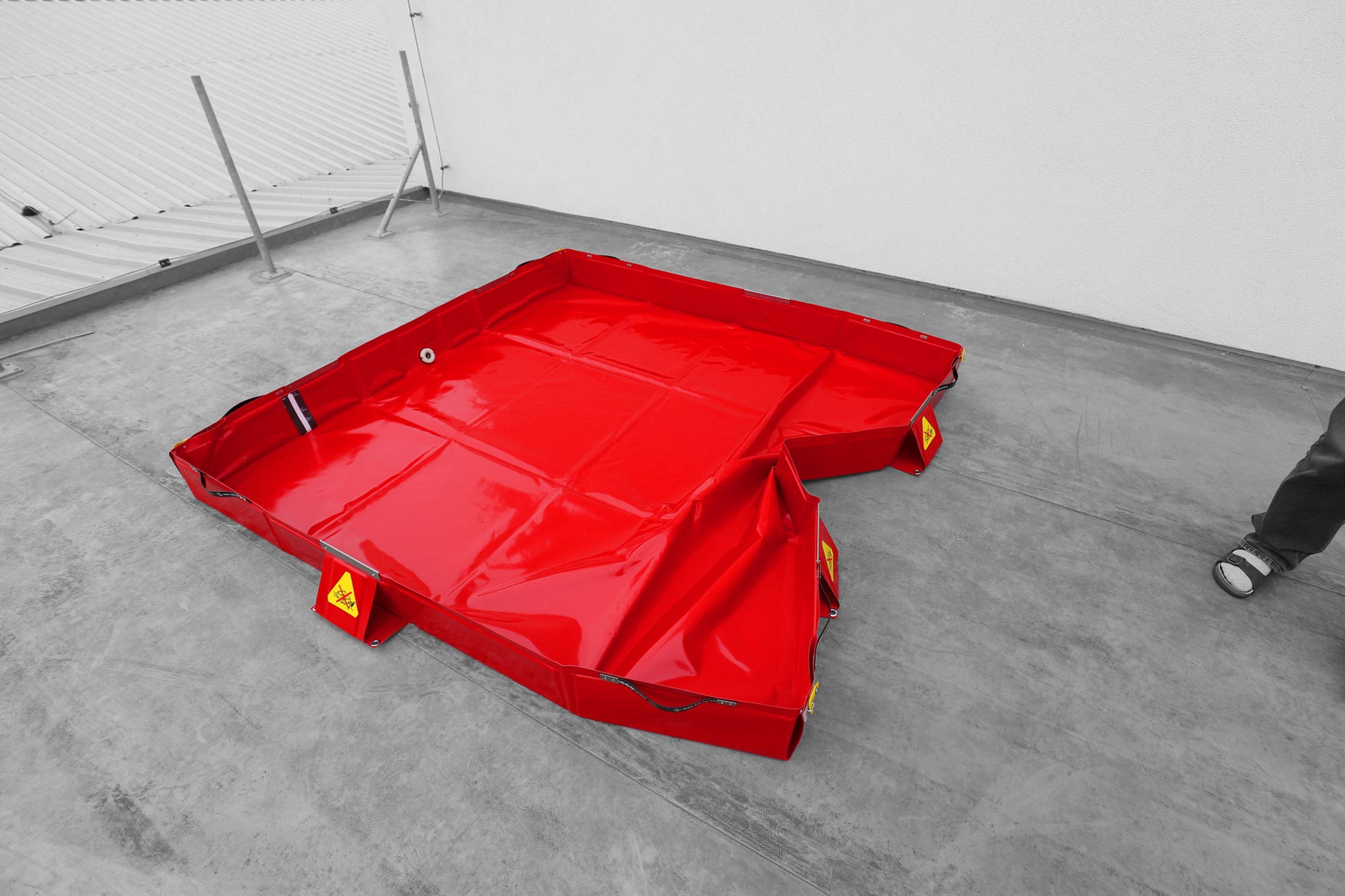 ECCOTARP kollapsibel spillbund DECON decontamination spillbund XL DECON nedre sidoväggar persondecontamination nöddecontamination människor utrustning räddningstjänst miljökatastrof sidohandtag stabilitet sidostöd dräneringshål D25 pumpning dränering självstödjande tjock tyg PES PVC 680 g/m² dekontaminationskemikalier oljeprodukter syror -30°C till +70°C transportpåse skyddsmatta special liner för hållbarhet flexibel struktur hinder terräng brandkår persondecontamination utsträckta armar vikbar bärbar en pe