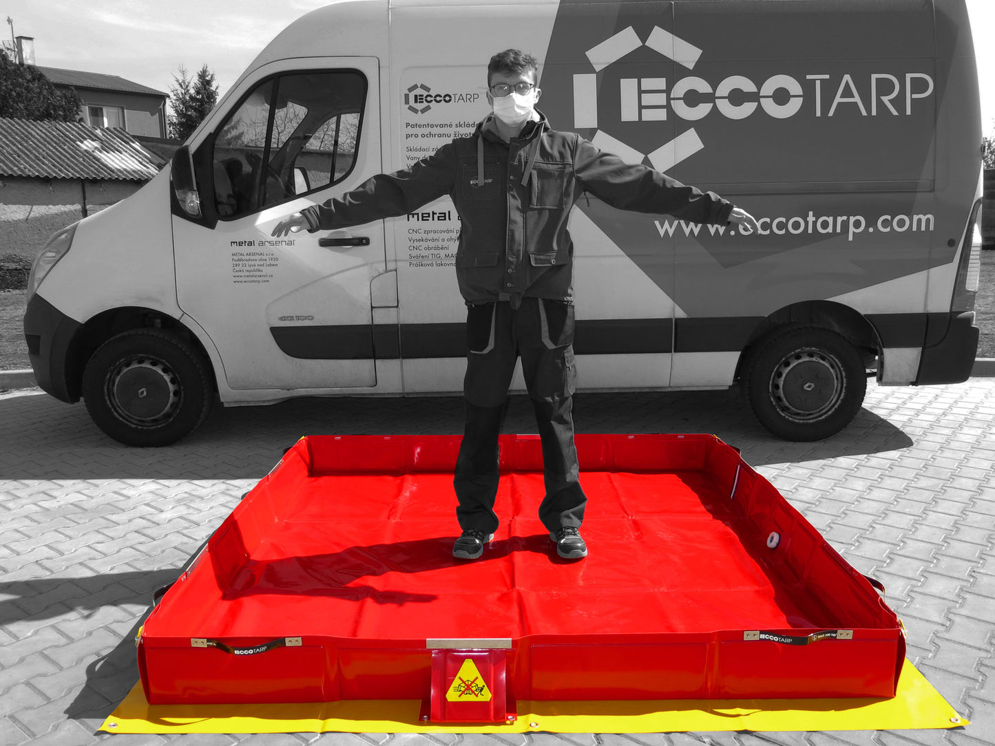 ECCOTARP kollapsibel spillbund DECON decontamination spillbund XL DECON nedre sidoväggar persondecontamination nöddecontamination människor utrustning räddningstjänst miljökatastrof sidohandtag stabilitet sidostöd dräneringshål D25 pumpning dränering självstödjande tjock tyg PES PVC 680 g/m² dekontaminationskemikalier oljeprodukter syror -30°C till +70°C transportpåse skyddsmatta special liner för hållbarhet flexibel struktur hinder terräng brandkår persondecontamination utsträckta armar vikbar bärbar en pe