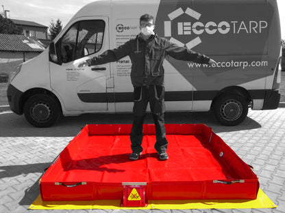 ECCOTARP kollapsibel spillbund DECON decontamination spillbund XL DECON nedre sidoväggar persondecontamination nöddecontamination människor utrustning räddningstjänst miljökatastrof sidohandtag stabilitet sidostöd dräneringshål D25 pumpning dränering självstödjande tjock tyg PES PVC 680 g/m² dekontaminationskemikalier oljeprodukter syror -30°C till +70°C transportpåse skyddsmatta special liner för hållbarhet flexibel struktur hinder terräng brandkår persondecontamination utsträckta armar vikbar bärbar en pe