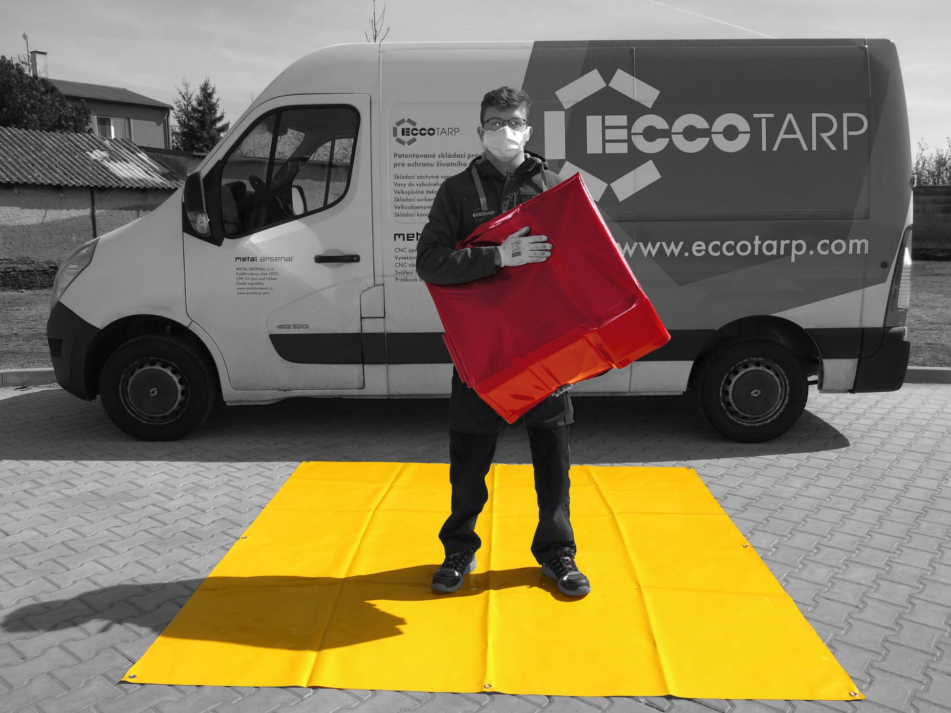 ECCOTARP kollapsibel spillbund DECON decontamination spillbund XL DECON nedre sidoväggar persondecontamination nöddecontamination människor utrustning räddningstjänst miljökatastrof sidohandtag stabilitet sidostöd dräneringshål D25 pumpning dränering självstödjande tjock tyg PES PVC 680 g/m² dekontaminationskemikalier oljeprodukter syror -30°C till +70°C transportpåse skyddsmatta special liner för hållbarhet flexibel struktur hinder terräng brandkår persondecontamination utsträckta armar vikbar bärbar en pe