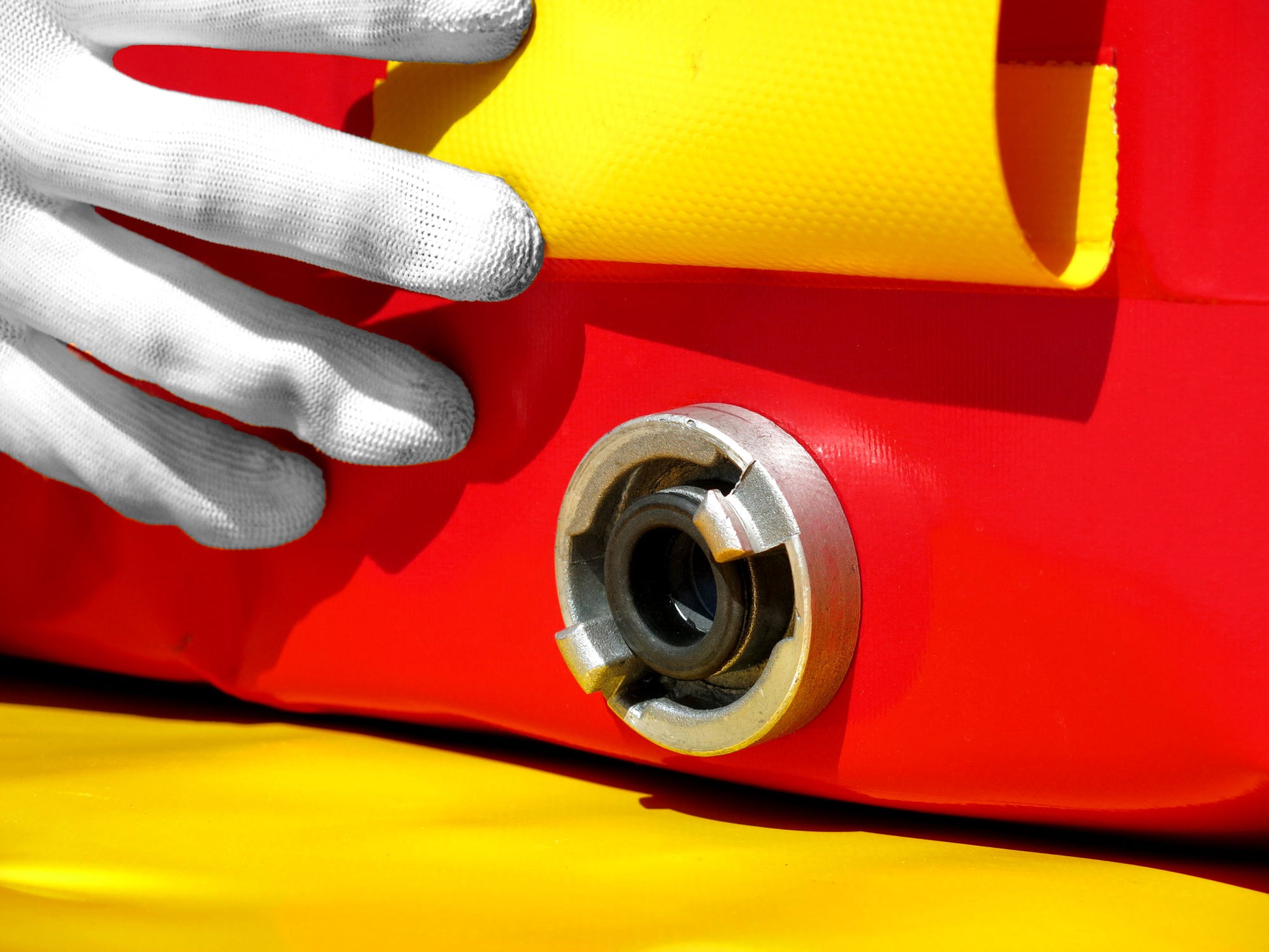 ECCOTARP kollapsibel spillbund DECON decontamination spillbund XL DECON nedre sidoväggar persondecontamination nöddecontamination människor utrustning räddningstjänst miljökatastrof sidohandtag stabilitet sidostöd dräneringshål D25 pumpning dränering självstödjande tjock tyg PES PVC 680 g/m² dekontaminationskemikalier oljeprodukter syror -30°C till +70°C transportpåse skyddsmatta special liner för hållbarhet flexibel struktur hinder terräng brandkår persondecontamination utsträckta armar vikbar bärbar en pe