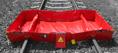 ECCOTARP hopfällbar spillbund RAIL järnvägsspillbund tågspillskydd kollapsibel spillbund spårvidd 1435 mm miljöskydd järnvägsolycka räddningstjänst järnvägsstation depå tankvagnar läckageskydd snabbt montering enkel hantering maximal belastning 200 kg volym 800 liter sidostöd stabilitet 3 dräneringshål GEKA PLUS 1 sidohandtag vikbar tvättbar självstödjande PES PVC 680 g/m² olje- syrabeständig -30°C till +70°C sidoförstärkningar hörnvikning transportvänlig.