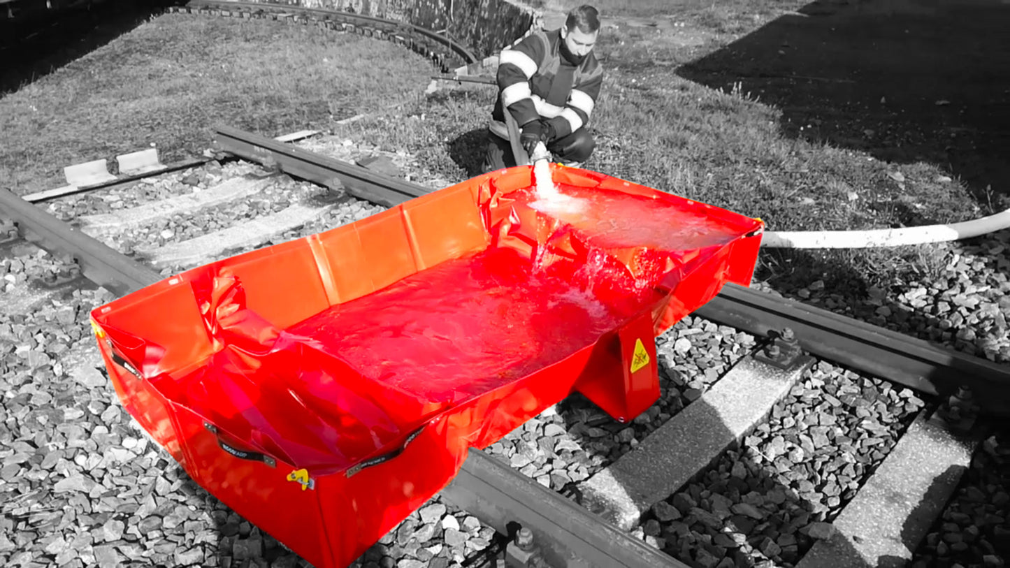 ECCOTARP hopfällbar spillbund RAIL järnvägsspillbund tågspillskydd kollapsibel spillbund spårvidd 1435 mm miljöskydd järnvägsolycka räddningstjänst järnvägsstation depå tankvagnar läckageskydd snabbt montering enkel hantering maximal belastning 200 kg volym 800 liter sidostöd stabilitet 3 dräneringshål GEKA PLUS 1 sidohandtag vikbar tvättbar självstödjande PES PVC 680 g/m² olje- syrabeständig -30°C till +70°C sidoförstärkningar hörnvikning transportvänlig.