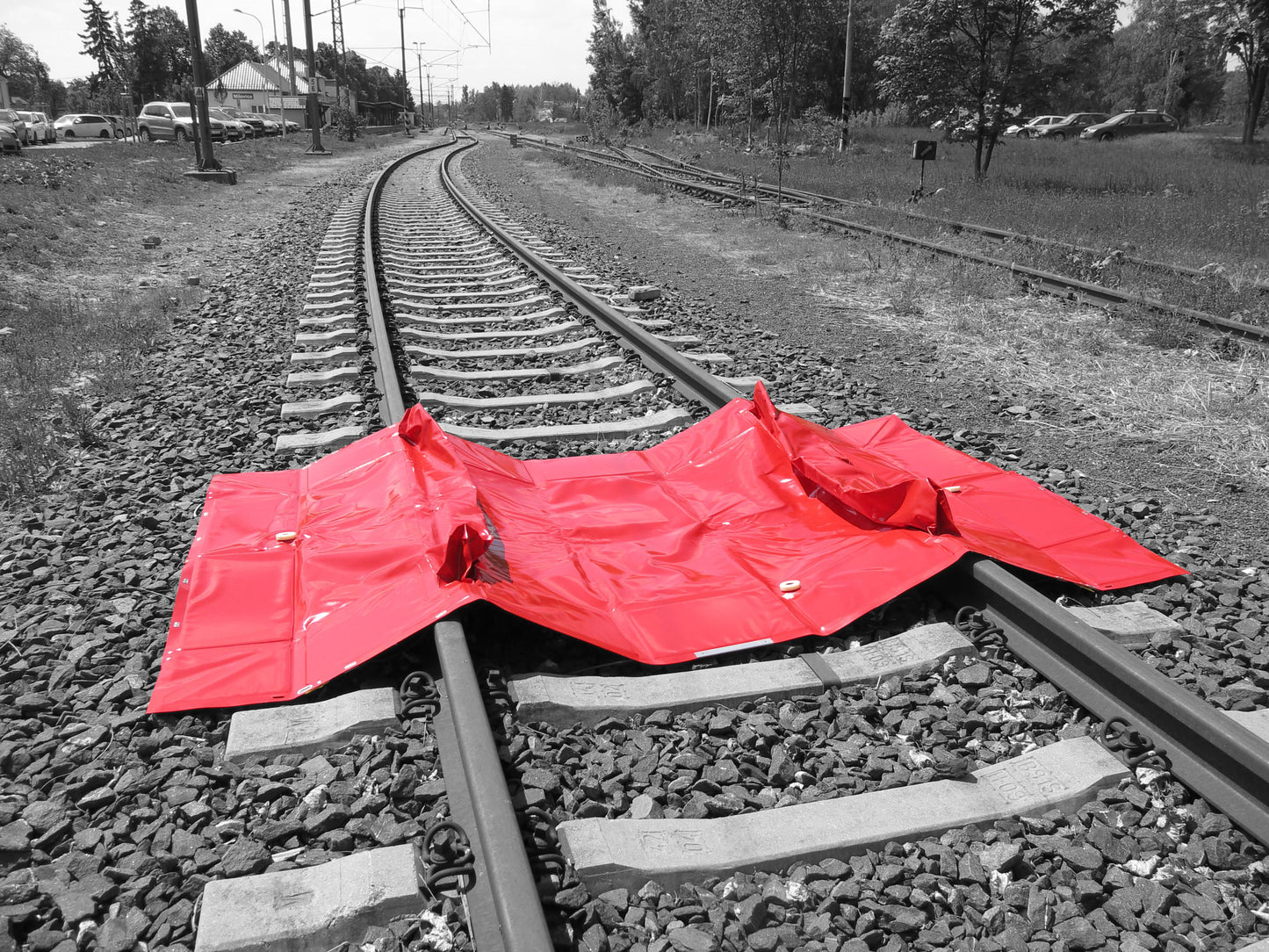 ECCOTARP hopfällbar spillbund RAIL järnvägsspillbund tågspillskydd kollapsibel spillbund spårvidd 1435 mm miljöskydd järnvägsolycka räddningstjänst järnvägsstation depå tankvagnar läckageskydd snabbt montering enkel hantering maximal belastning 200 kg volym 800 liter sidostöd stabilitet 3 dräneringshål GEKA PLUS 1 sidohandtag vikbar tvättbar självstödjande PES PVC 680 g/m² olje- syrabeständig -30°C till +70°C sidoförstärkningar hörnvikning transportvänlig.