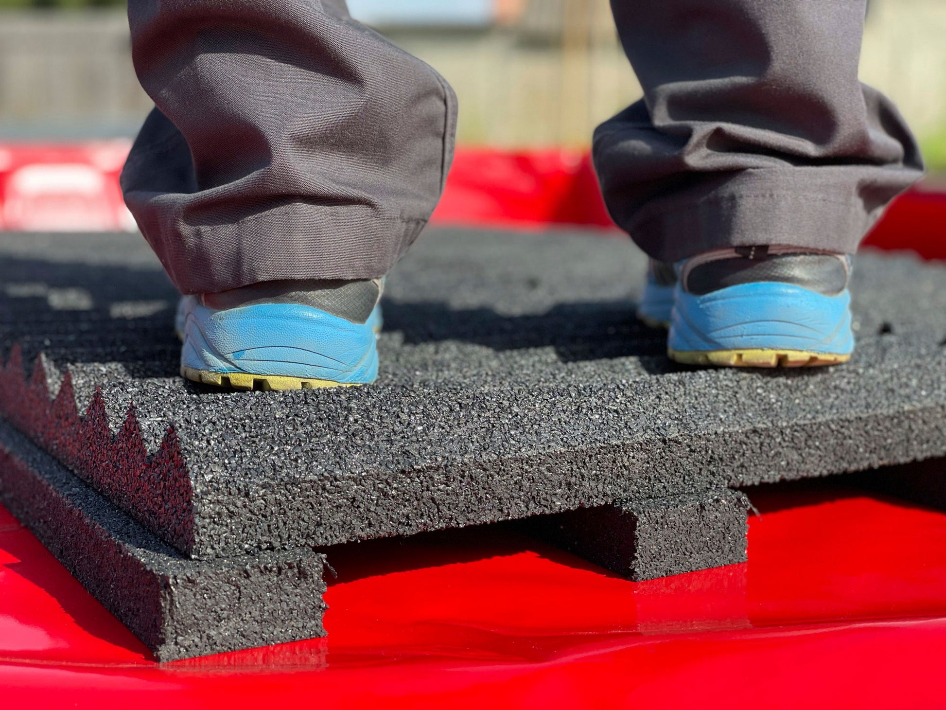 ECCOTARP decontamination foot floor mats dekontaminationsmattor gummikomposit återvunna material kemikalieresistent antiabsorption ytbehandling slitagebeständig farligt avlägsnande människor spillbund DECON rengöringsmattor inträde dekontaminationsområde hög hållbarhet hög vikt halksäker stapelbar kompakt förvaring 470x470x80 mm 9.5 kg/person special yta vattenavvisande effektiv farlighetsborttagning räddningstjänst industriell sanering. [firerescuedirect](https://firerescuedirect.com/eccotarp-decontaminati