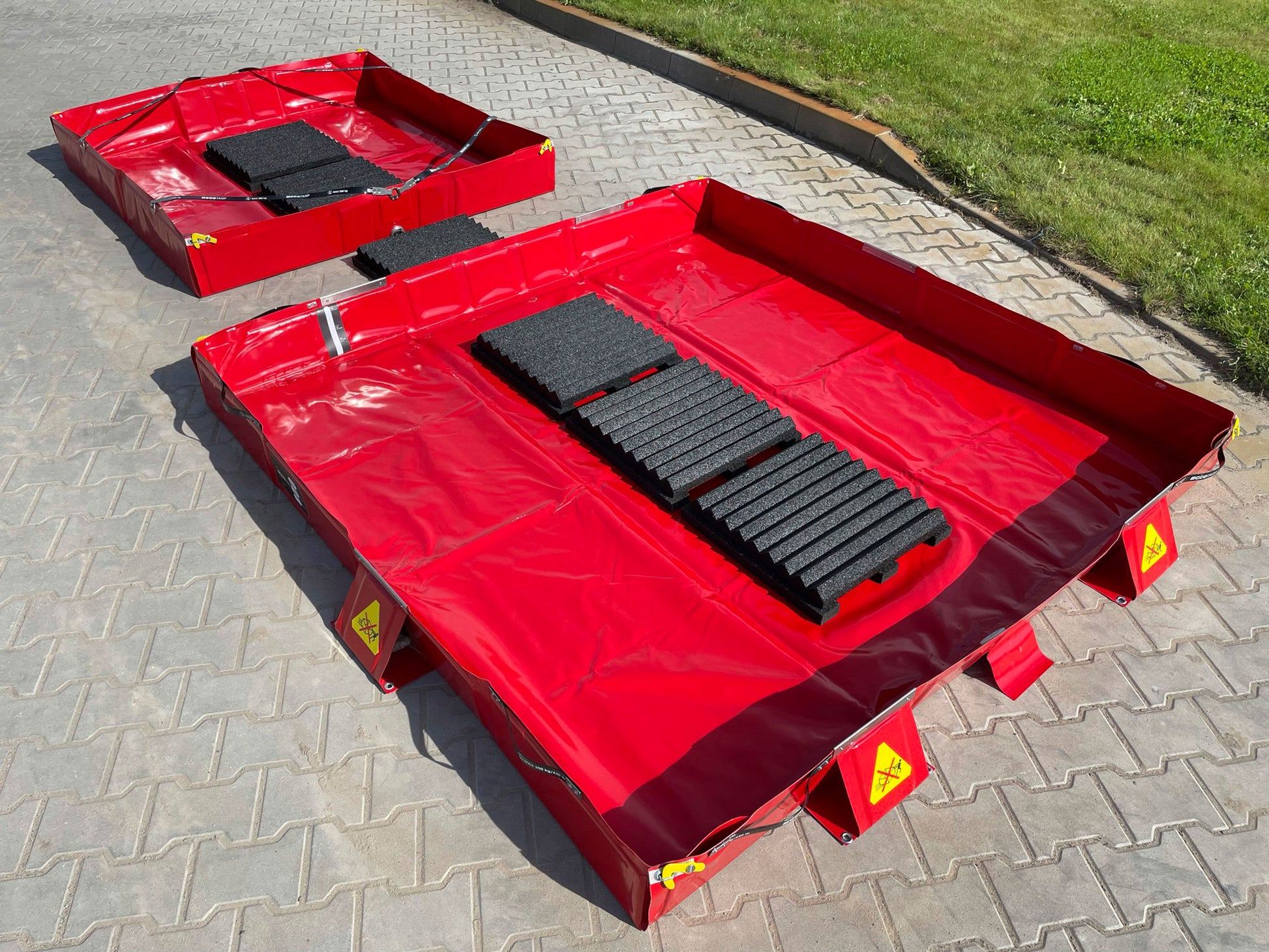 ECCOTARP decontamination foot floor mats dekontaminationsmattor gummikomposit återvunna material kemikalieresistent antiabsorption ytbehandling slitagebeständig farligt avlägsnande människor spillbund DECON rengöringsmattor inträde dekontaminationsområde hög hållbarhet hög vikt halksäker stapelbar kompakt förvaring 470x470x80 mm 9.5 kg/person special yta vattenavvisande effektiv farlighetsborttagning räddningstjänst industriell sanering. [firerescuedirect](https://firerescuedirect.com/eccotarp-decontaminati
