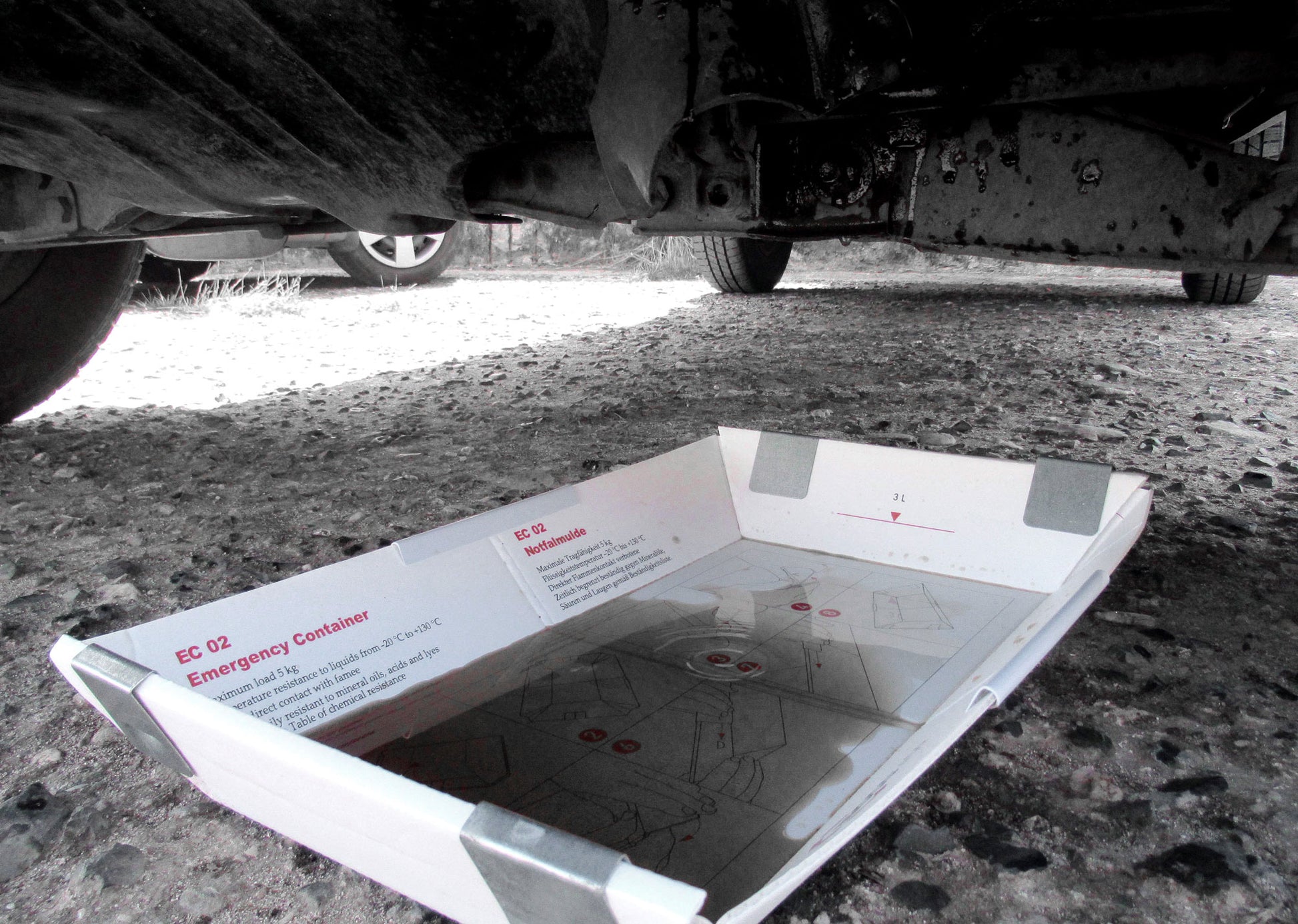 Emergency Containers ECCOTARP EC 01 EC 02 plattformsmobila hopfällbara uppsamlingsbehållare snabb insats olyckor läckage spill farliga vätskor tillfällig uppsamling korttidslagring kontaminerat avfall kemikalier oljeprodukter olycksplatser fordonsproblem industrilyft tre-lager polypropylen kemikalieresistent vattentät väderbeständig 600x400x120 mm EC 01 15 liter kapacitet 300x380x125 mm EC 02 3 liter hopfällbar transportstorlek verktygslös montering maximal belastning 10 kg EC 01 5 kg EC 02 temperatur -20°C