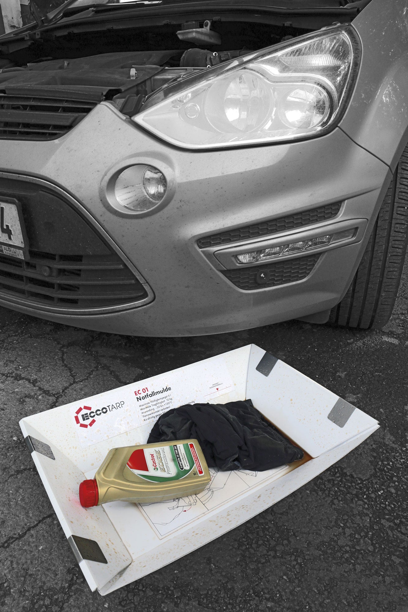 Emergency Containers ECCOTARP EC 01 EC 02 plattformsmobila hopfällbara uppsamlingsbehållare snabb insats olyckor läckage spill farliga vätskor tillfällig uppsamling korttidslagring kontaminerat avfall kemikalier oljeprodukter olycksplatser fordonsproblem industrilyft tre-lager polypropylen kemikalieresistent vattentät väderbeständig 600x400x120 mm EC 01 15 liter kapacitet 300x380x125 mm EC 02 3 liter hopfällbar transportstorlek verktygslös montering maximal belastning 10 kg EC 01 5 kg EC 02 temperatur -20°C