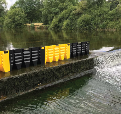 FloodFence™ – Modulart oversvamningsstaket FloodFence manuellt översvämningsskydd snabbt uppbyggbart översvämningsskydd vattenavledning skyfallsskydd stoppa inkommande vatten individuella delar raka sektioner hörn vägganslutningar verktygslös montering vattentryckslåsning marktätning modulärt översvämningssystem ABS plast lättviktigt kompakt förvaring 450 mm höjd 1000 mm bredd 910 mm effektiv längd 4 kg per enhet ABS-material hållbart väderbeständigt snabb deployment 200 meter per timme stapelbar förvaring 