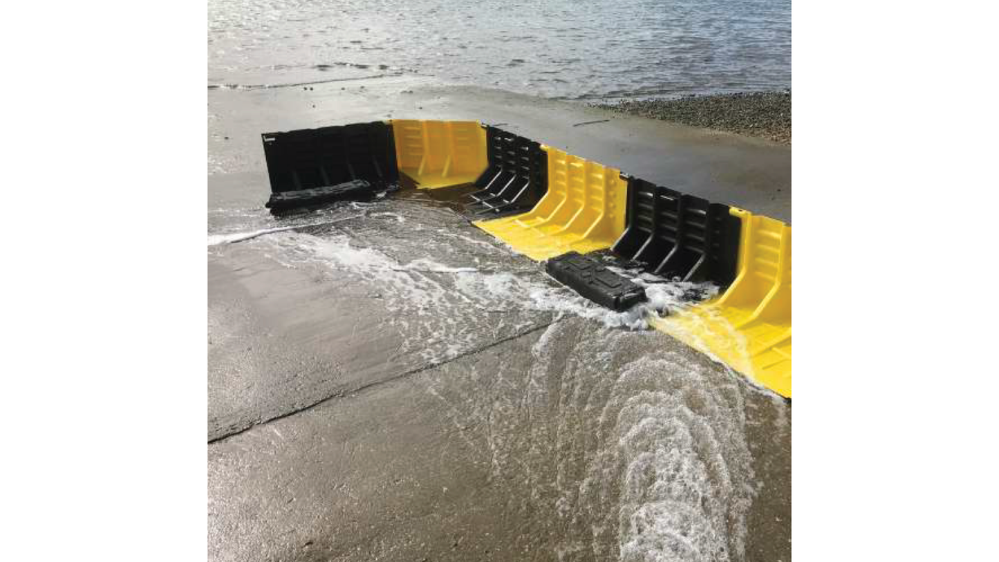 FloodFence™ – Modulart oversvamningsstaket, FloodFence manuellt översvämningsskydd snabbt uppbyggbart översvämningsskydd vattenavledning skyfallsskydd stoppa inkommande vatten individuella delar raka sektioner hörn vägganslutningar verktygslös montering vattentryckslåsning marktätning modulärt översvämningssystem ABS plast lättviktigt kompakt förvaring 450 mm höjd 1000 mm bredd 910 mm effektiv längd 4 kg per enhet ABS-material hållbart väderbeständigt snabb deployment 200 meter per timme stapelbar förvaring