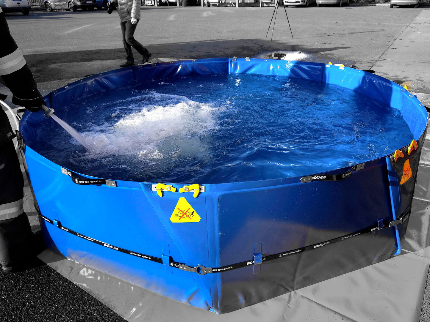 ECCOTARP hopfällbar uppsamlingsbehållare containment tank ET HX 1000 ET HX 2000 ET OCT 3000 ET OCT 5000 självstödjande tank nödfallstank 1000-5000 liter hexagon oktagon design snabb montering lättvikt sidohandtag periferibälte dräneringshål kulventil PES PVC textilförstärkning kemikalieresistent oljebeständig -30°C till +70°C skyddsmatta transportväska backupvattenreservoir farligavätskeuppsamling räddningstjänst industriell nödsituation akut spillhantering.

