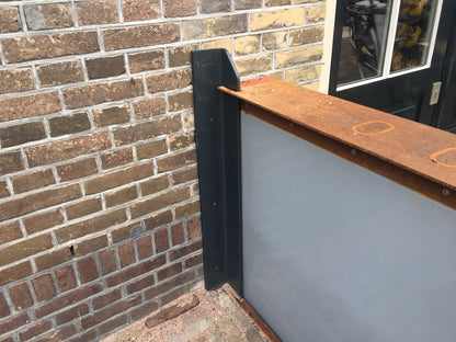 passiv betongkassetten SCFB betongkassett för översvämningsbarriär gjutas på plats betongkassett valfri längd flytande väggar översvämningsbarriär byggs på plats ingen tung transport anpassade ritningar betongkassett vägledande stolpar riktning av barriär SCFB-barriärer kompatibel betongkassett Hyflo lösning platsgjuten betongkassett modulär översvämningsbarriär betongfundament för vattenbarriär skräddarsydd betongkassett översvämningsskydd betonglösning för barriärer anpassningsbar betongkassett för SCFB-s