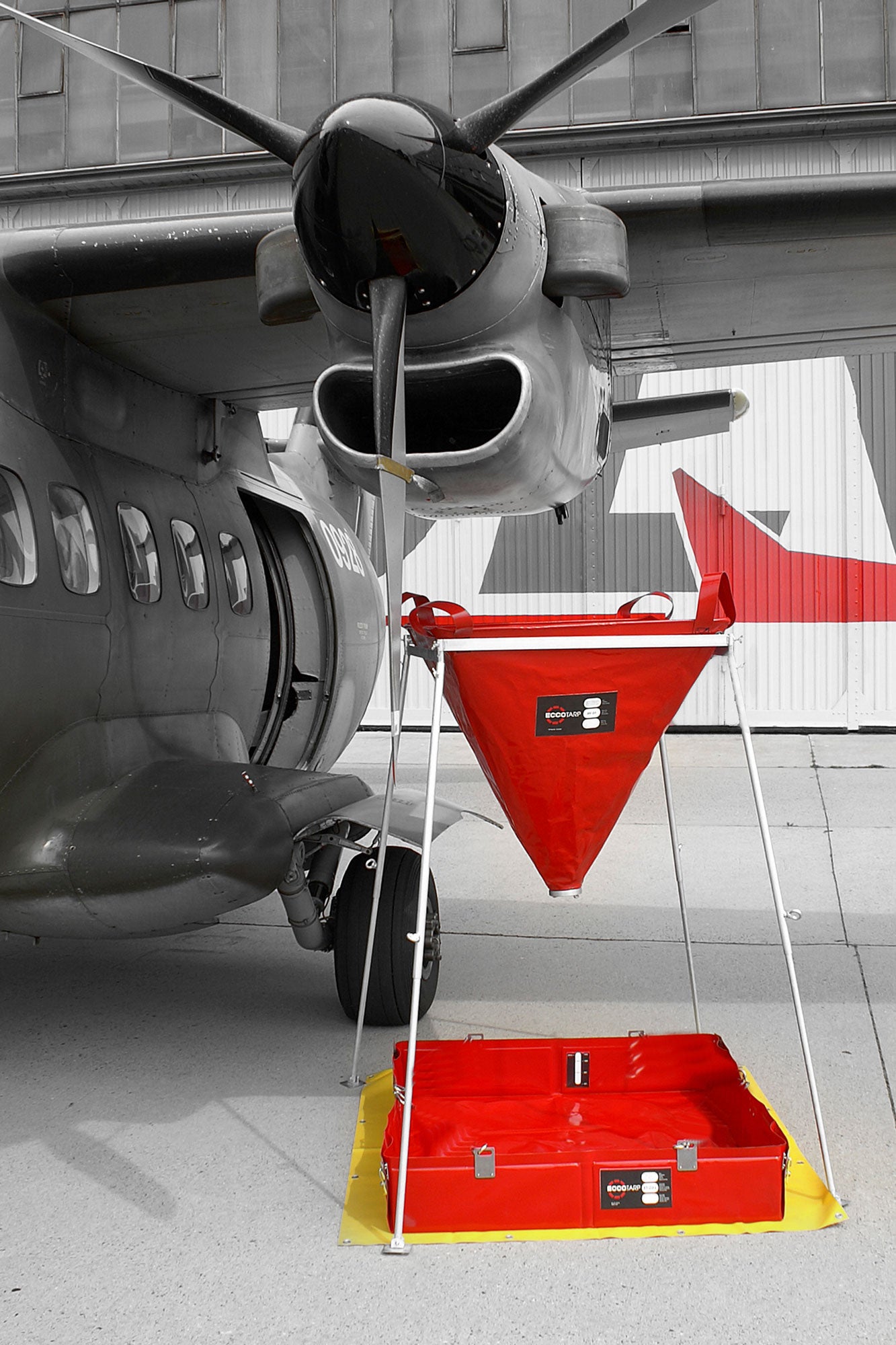 ECCOTARP industriell hopfällbar tratt IFF portabel vikbar tratt svårtillgängliga platser spruckna rör läckagefångst hängbar hopfällbar stativ C52 aluminiumkoppling rostfritt stål mässing 140 liter 37 gallon 11 liter 3 gallon PES PVC röd kemikalieresistent olja diesel hydraulolja bensin -30°C till +70°C transportpåse sidohandtag snabb montering lättvikt 2-5 kg industriell spillhantering brandkår akut respons. [eccotarp](https://www.eccotarp.com/en/products/industrial-folding-funnel-iff)