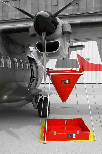 ECCOTARP industriell hopfällbar tratt IFF portabel vikbar tratt svårtillgängliga platser spruckna rör läckagefångst hängbar hopfällbar stativ C52 aluminiumkoppling rostfritt stål mässing 140 liter 37 gallon 11 liter 3 gallon PES PVC röd kemikalieresistent olja diesel hydraulolja bensin -30°C till +70°C transportpåse sidohandtag snabb montering lättvikt 2-5 kg industriell spillhantering brandkår akut respons. [eccotarp](https://www.eccotarp.com/en/products/industrial-folding-funnel-iff)