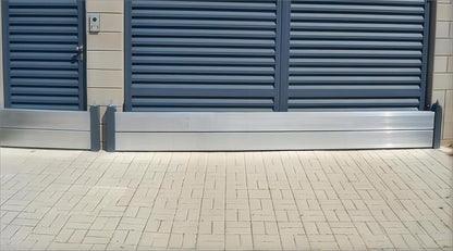 INOVA AL mobil översvämningsbarriär monterad framför dörr och garageport.