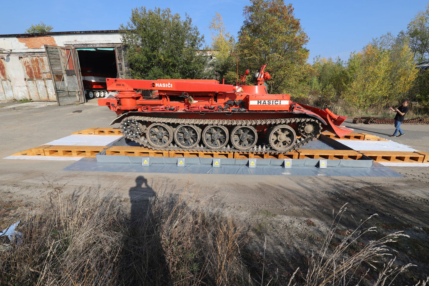 ECCOTARP stor yta hopfällbar pool heavy duty militärfordon tankskydd extra förstärkning skyddad botten robust hopfällbar pool mot hydraulolja bränsle smörjmedel kemikalier PES PVC 900 g/m² underhjulsskenor nonwoven skyddsmatta stark PVC-dyna temperatur -30°C till +70°C militär tankpool tungfordonskydd industriell uppsamlingspool hopfällbar reservoar hög belastning stapelbar transport kompakt förvaring underhållsfri kemikalieresistent vikbar pool stora ytor pansarfordon tvättstation nödfallsuppsamling.

