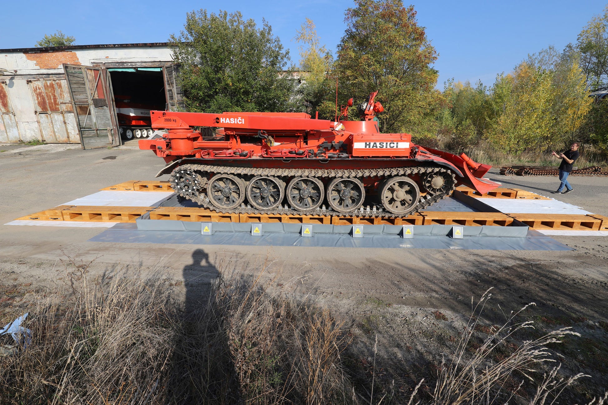 ECCOTARP stor yta hopfällbar pool heavy duty militärfordon tankskydd extra förstärkning skyddad botten robust hopfällbar pool mot hydraulolja bränsle smörjmedel kemikalier PES PVC 900 g/m² underhjulsskenor nonwoven skyddsmatta stark PVC-dyna temperatur -30°C till +70°C militär tankpool tungfordonskydd industriell uppsamlingspool hopfällbar reservoar hög belastning stapelbar transport kompakt förvaring underhållsfri kemikalieresistent vikbar pool stora ytor pansarfordon tvättstation nödfallsuppsamling.

