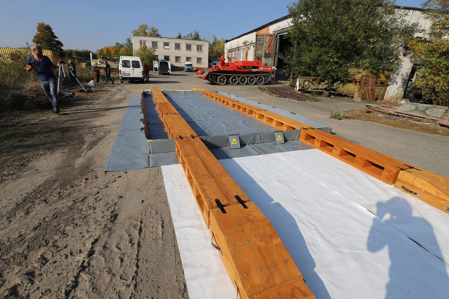 ECCOTARP stor yta hopfällbar pool heavy duty militärfordon tankskydd extra förstärkning skyddad botten robust hopfällbar pool mot hydraulolja bränsle smörjmedel kemikalier PES PVC 900 g/m² underhjulsskenor nonwoven skyddsmatta stark PVC-dyna temperatur -30°C till +70°C militär tankpool tungfordonskydd industriell uppsamlingspool hopfällbar reservoar hög belastning stapelbar transport kompakt förvaring underhållsfri kemikalieresistent vikbar pool stora ytor pansarfordon tvättstation nödfallsuppsamling.

