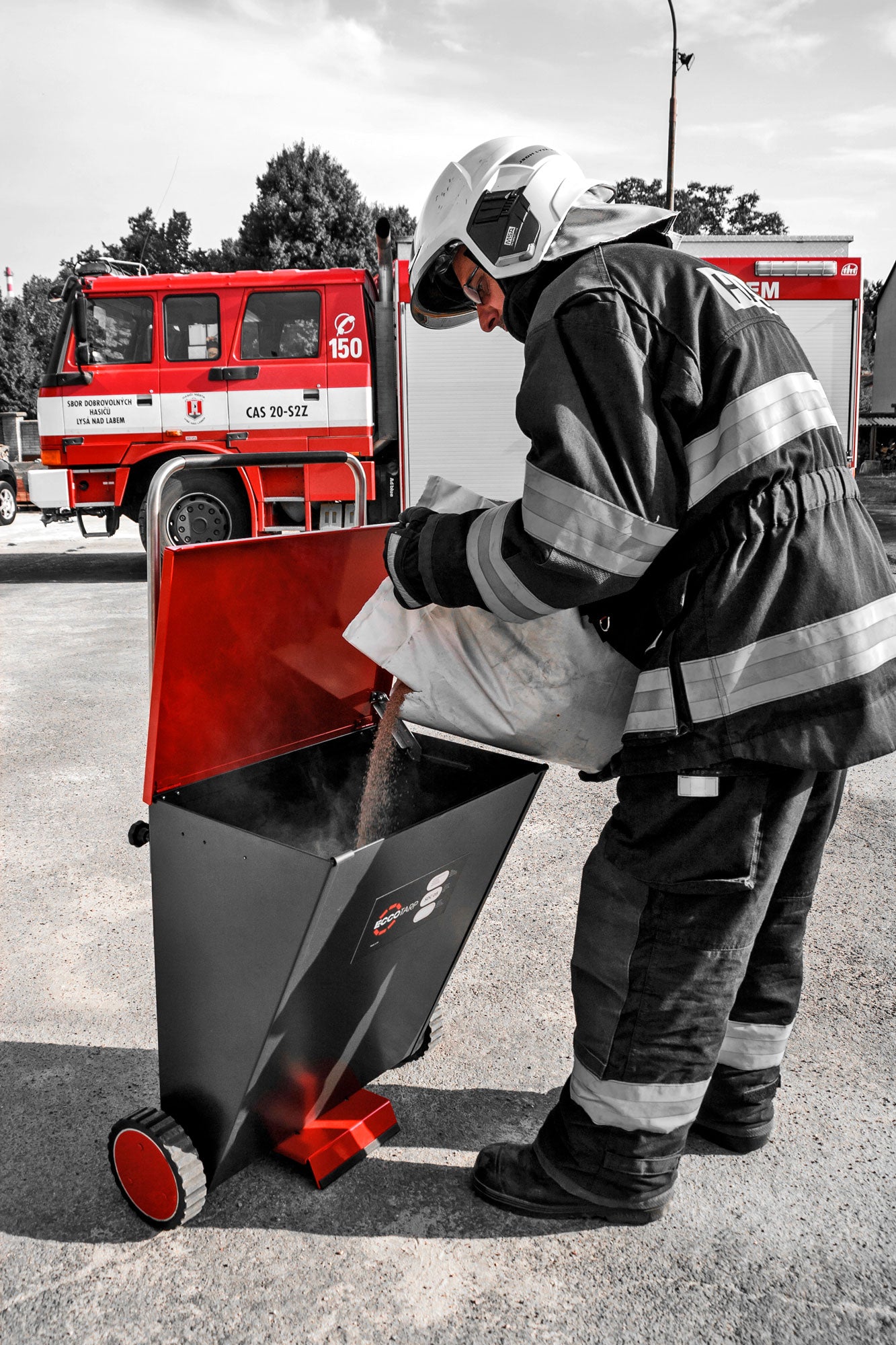 ECCOTARP metal sorbent dispenser cart SDC-05 metall sorbentvagn pulverabsorbent dispenservagn oljeprodukt läckage kemikalieläckage pulverströare industriell spillhantering justerbart handtag 750-1300 mm regnsäker metallkonstruktion rostfritt stål industriella lagerhylsor vibrationslössning rotationsskopa jämn spridning regnig väderskydd förstärkta stressområden slitstark ytfinish hjul 180 mm maxvolym 65 liter packstorlek 600x430x780 mm tomvikt 22 kg brandkår transport logistik industri akut respons.