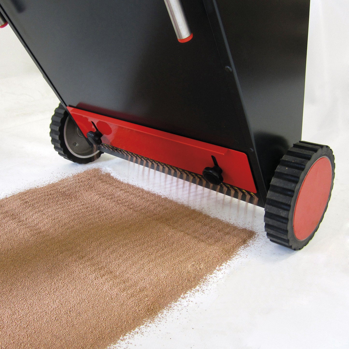 ECCOTARP metal sorbent dispenser cart SDC-05 metall sorbentvagn pulverabsorbent dispenservagn oljeprodukt läckage kemikalieläckage pulverströare industriell spillhantering justerbart handtag 750-1300 mm regnsäker metallkonstruktion rostfritt stål industriella lagerhylsor vibrationslössning rotationsskopa jämn spridning regnig väderskydd förstärkta stressområden slitstark ytfinish hjul 180 mm maxvolym 65 liter packstorlek 600x430x780 mm tomvikt 22 kg brandkår transport logistik industri akut respons.