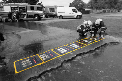 ECCOTARP Foldable Drain Cover FDC hopfällbar brunnlock FDC 01 magnetisk brunnstäckning kemikalieresistent dräneringsskydd snabbt miljöskydd läckage farliga ämnen stål galler plast avlopp horisontell ristning sidogaller kompatibel magnetisk isotrop folie 0.9 mm flexi PUR folie 0.06 mm PES PVC folie tryckskillnadstätningsprincip hydrostatic adhesion oregelbunden yta återanvändbar vikbar kompakt transport väderbeständig oljeprodukter syror baser temperatur -20°C till +60°C 750x630 mm 1.5 kg transportpåse spill