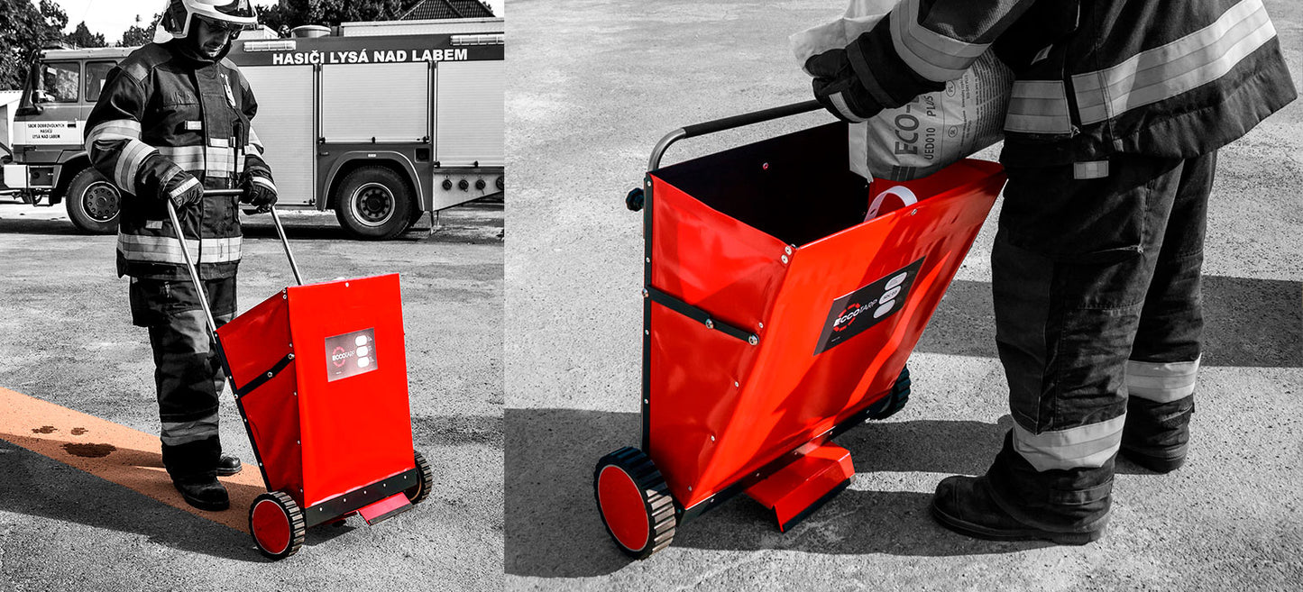 ECCOTARP hopfällbar dispenservagn SDC-03 Plus vikbar sorbentvagn pulverabsorbent dispensering oljeläckage kemikalieläckage justerbar spridningsbredd 440 mm max kapacitet 65 liter hopfällbar transport 190 mm bred kemikalieresistent material magnetisk ankare magnetisk spridplatta fotkontroll AISI 304 rostfritt stål industrihjul vibrationssäker rotationsskopa jämn spridning justerbart handtag 750-1300 mm kompakt förvaring räddningstjänst industri akut respons.

