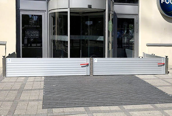 Aquastop Classic översvämningsskyddsvall
Acquastop Classic patenterad översvämningsskyddsvall skräddarsydd översvämningsbarriär snabb installation utan fasta guider vattentätt skydd dörrar portar öppningar upp till 3 meter koppelbar översvämningsbarriär EasyStop systemingsättning aluminiumlegering 25 mm 40 mm EPM-rubberprofiel gummitätning certifierad Institut Giordano ASCE24 vattentät inom 10 sekunder mobilt översvämningsskydd garage fönster källare industriell användning hög vattentryck hållbar översvämni