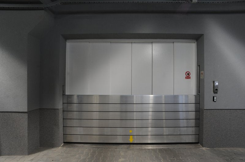 INOVA AL mobil översvämningsbarriär monterad framför hissdörr.