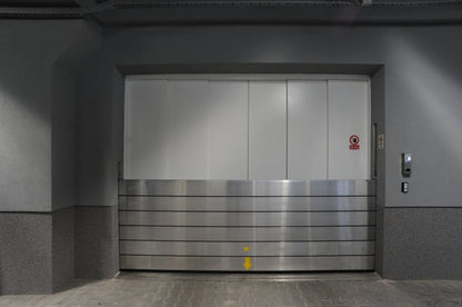 INOVA AL mobil översvämningsbarriär monterad framför hissdörr.