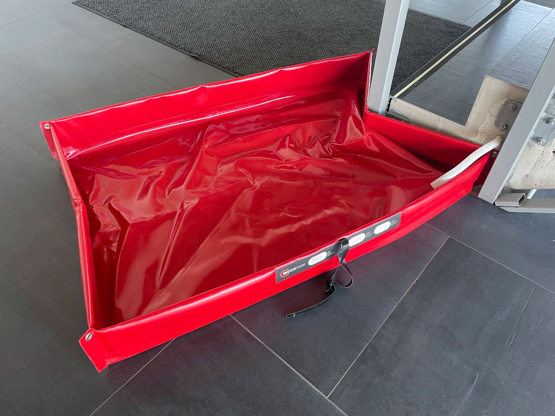 ECCOTARP hopfällbar flexibel utility tray FASTER kemikalieresistent uppsamlingstråg spilltråg verktygsunderlägg rullbar hopfällbar design PES PVC belagt tyg svetsade hörn polypropylenförstärkningar solida segmenterade kanter segmentformning trånga utrymmen transportrem klämma hörnögla hängning temperatur -30°C till +70°C inomhus utomhus syror baser petroleumprodukter verkstad underhåll rengöring verktyg maskindelar korttidslagring dunkar fat kontaminerade delar industriell säkerhet skräddarsydda mått ET F 4