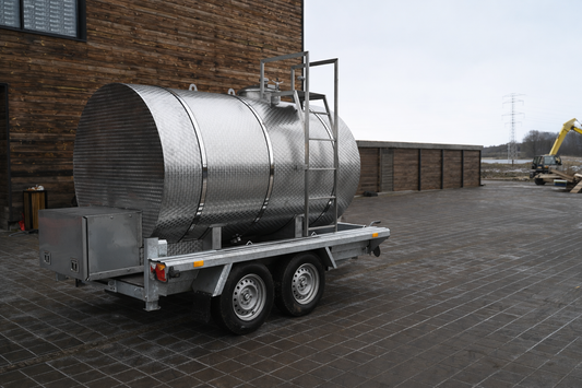 Robusta transportabla dricksvattentankar certifierade dricksvattentank mobil vattentank dricksvatten lagring transportabel vattentank för krävande miljöer dricksvatten distribution trailer tank lastbil tank livsmedelsgodkänd vattentank säker dricksvattenförvaring mobila dricksvattentankar tillfällig vattenförsörjning transportabel tank för rent vatten robust dricksvattentank enkel mobilitet dricksvatten tank utan fast vattenförsörjning.

